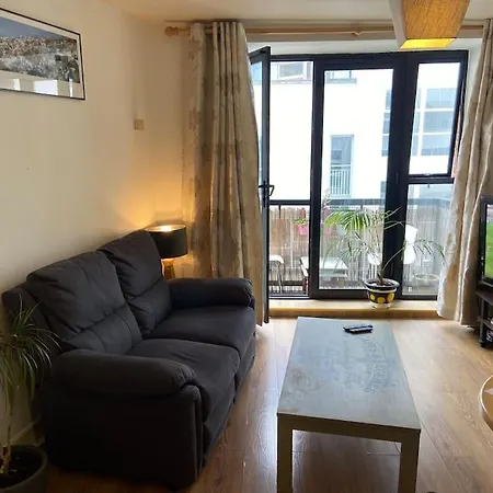 City Centre Apt With Balcony Great Location & Neighborhood *