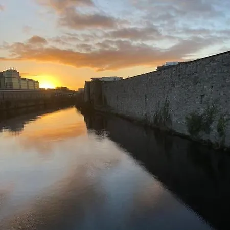 City Centre Apt With Balcony Great Location & Neighborhood * Dublin