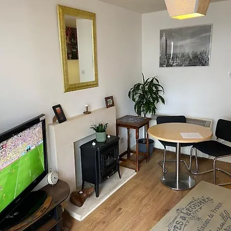 City Centre Apt With Balcony Great Location & Neighborhood Apartment