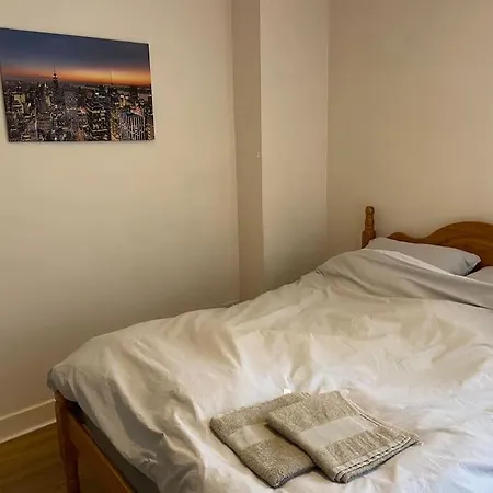City Centre Apt With Balcony Great Location & Neighborhood Διαμέρισμα *